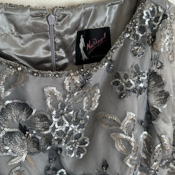 NWT Mac Duggal Floral Embroidered formal gown. Size 6 - Picture 3 of 4